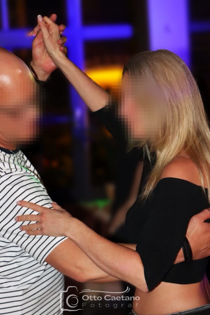 Bachata-Paartanz bei stimmungsvoller Beleuchtung in Oldenburg