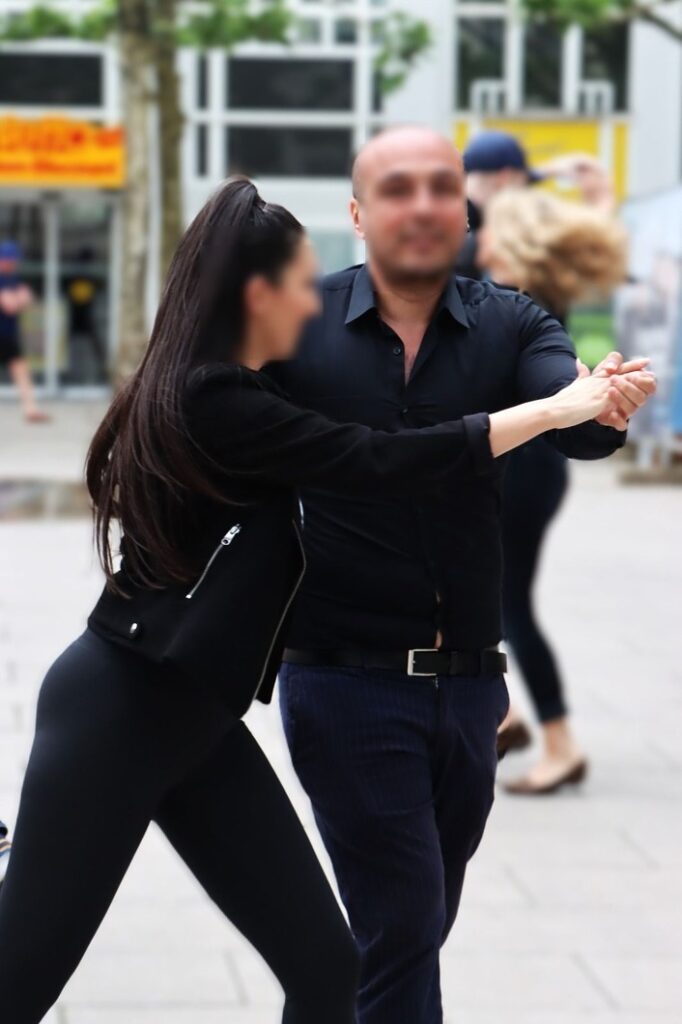 Bachata-Tanz im Freien in Oldenburg – offene Atmosphäre mit Spaß am Tanzen