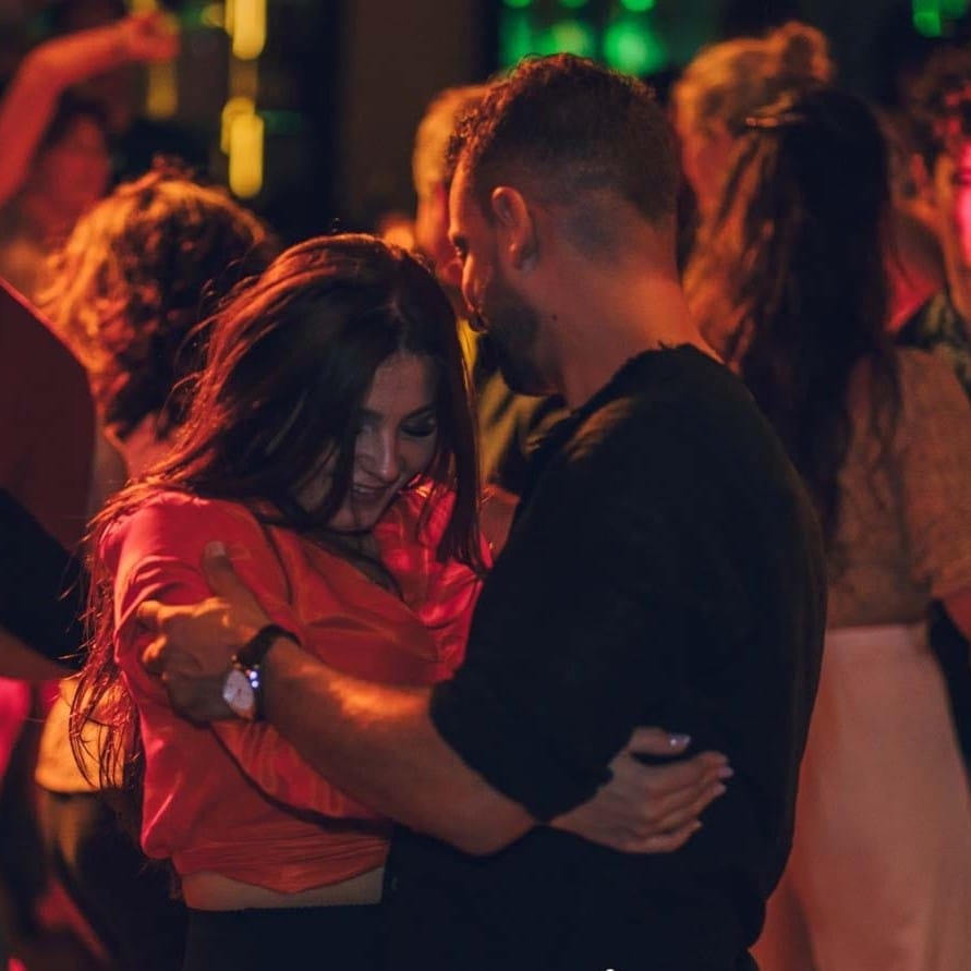Teilnehmer eines Bachata Mittelstufenkurses in Oldenburg verbessern ihre Tanztechnik